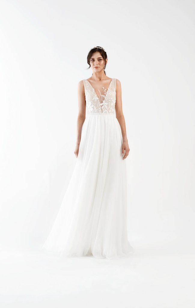 rina cossack_brautatelier ried_2217_gardenia_brautkleid_a-linie_softtuell_spitze_v-ausschnitt_ivory_vorne_1-min rina cossack_brautatelier ried_2217_gardenia_brautkleid_a-linie_softtuell_spitze_v-ausschnitt_ivory_vorne_1-min