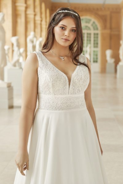 bianco evento_brautatelier ried_vivienne_brautkleid_a-linie_chiffon_spitze_v-ausschnitt_creme_vorne_1-min bianco evento_brautatelier ried_vivienne_brautkleid_a-linie_chiffon_spitze_v-ausschnitt_creme_vorne_1-min