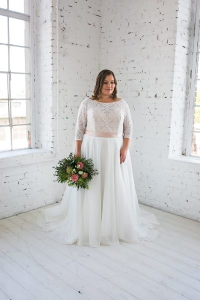 lasabina_brautatelier ried_ramada_brautkleid_curvy_chiffon_3-4 ärmel_spitze_ivory_nude_vorne_2-min lasabina_brautatelier ried_ramada_brautkleid_curvy_chiffon_3-4 ärmel_spitze_ivory_nude_vorne_2-min