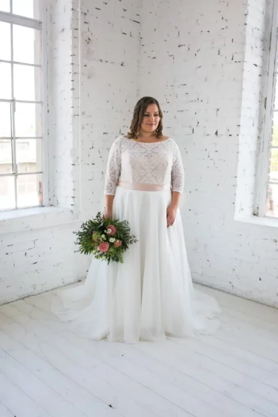 lasabina_brautatelier ried_ramada_brautkleid_curvy_chiffon_3-4 ärmel_spitze_ivory_nude_vorne_2-min lasabina_brautatelier ried_ramada_brautkleid_curvy_chiffon_3-4 ärmel_spitze_ivory_nude_vorne_2-min