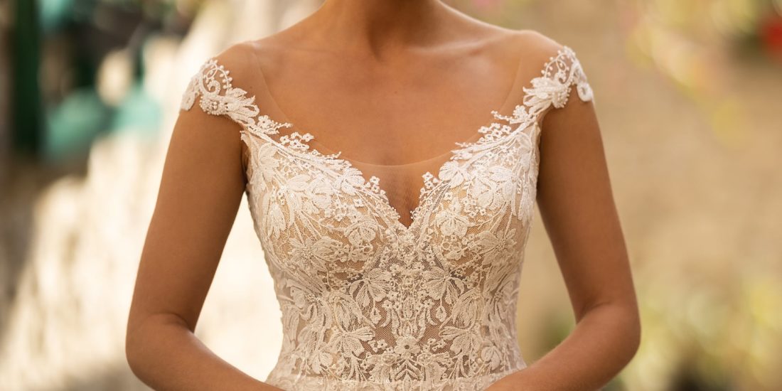 serena_brautatelier ried_5536_brautkleid_fit & flair_tüll_all over spitze_langarm carmen_ivory-nude-capp._portrait_1-min