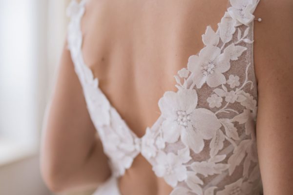 fan xia_brautatelier ried_lee_brautkleid_a-linie_tüll_blumenspitze_v-ausschnitt_ivory_details_2-min fan xia_brautatelier ried_lee_brautkleid_a-linie_tüll_blumenspitze_v-ausschnitt_ivory_details_2-min