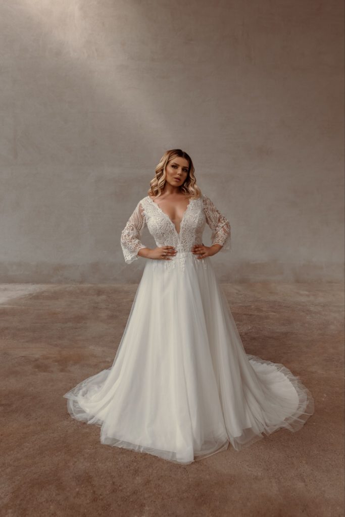 lina becker_brautatelier ried_77321_brautkleid_boho_prinzessin_softtüll_v-ausschnitt_3-4 ärmel_spitze_ivory_vorne_1-min lina becker_brautatelier ried_77321_brautkleid_boho_prinzessin_softtüll_v-ausschnitt_3-4 ärmel_spitze_ivory_vorne_1-min