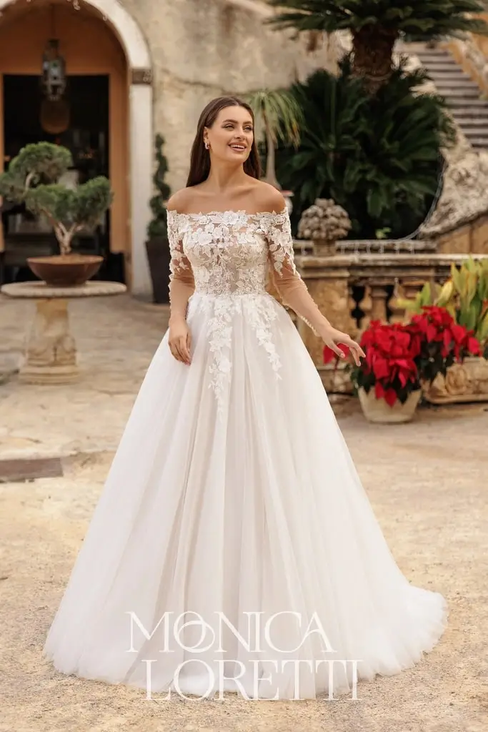 monica loretti_brautatelier ried_8334_brautkleid_prinzessin_blütenspitze_Sonderedition_träger_tüllrock_vorne_ganz-min