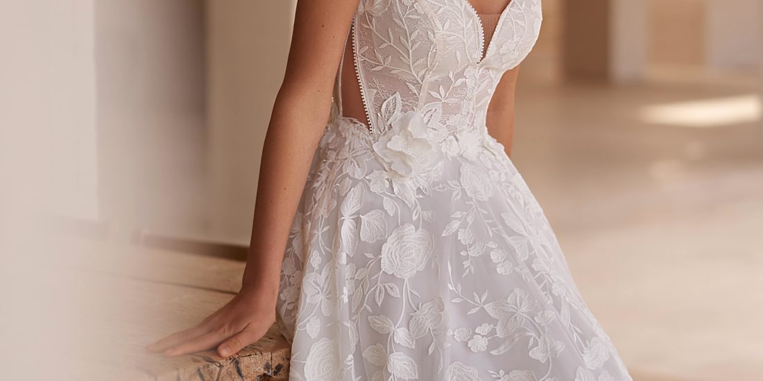 elizabeth passion_brautatelier ried_5720_brautkleid_all-over-spitze_spaghetti träger_karre rücken_ivory_vorne_details_1-min