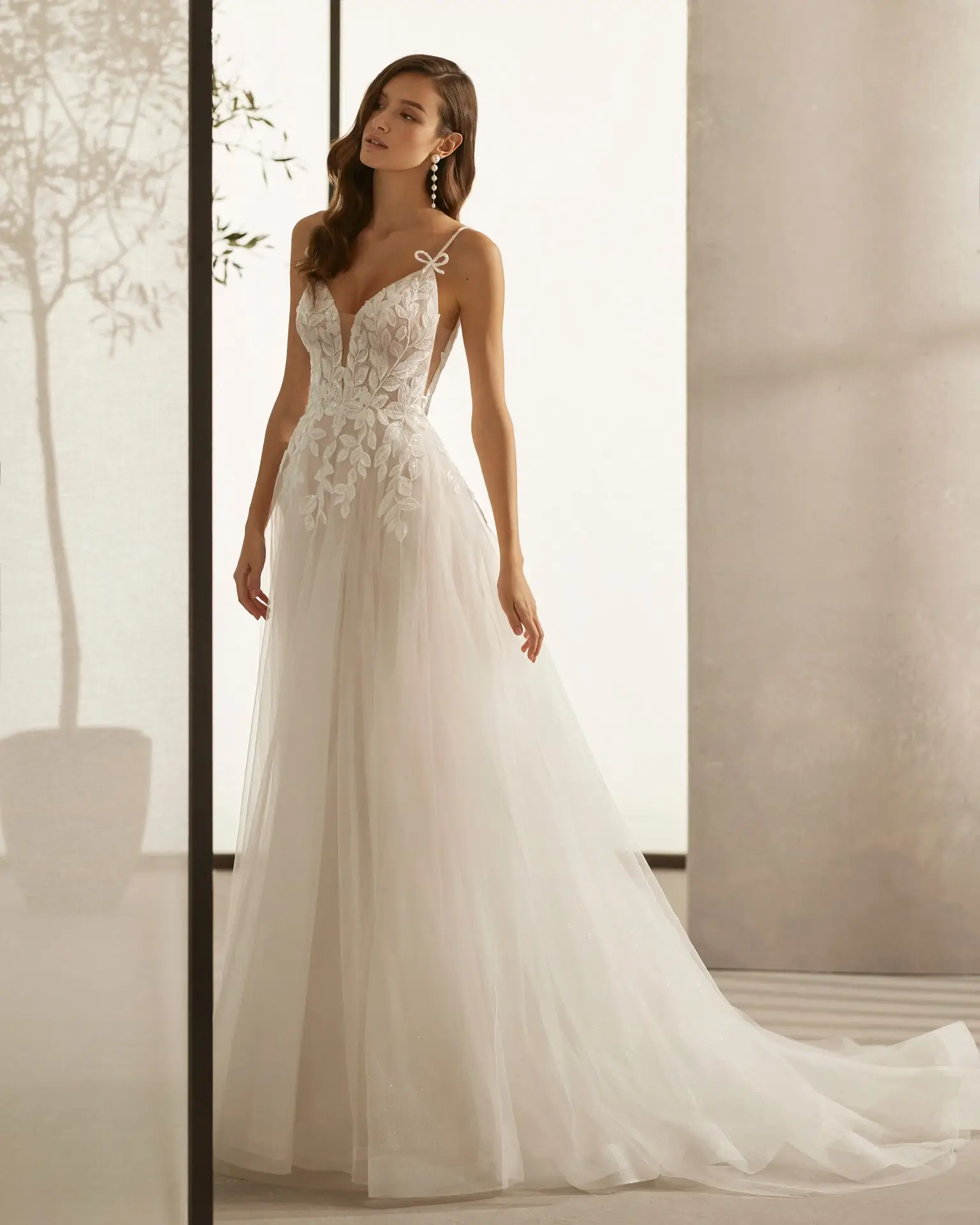 rosa clara_brautatelier ried_cassia_9K113_brautkleid_verspielt_spitze_tüllrock_blätterspitze_vorne_ganz-min