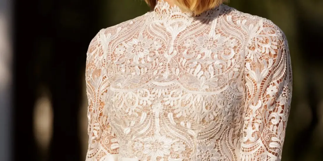 angela bianca_brautatelier ried_1123_oberteil_langarm mit spitze_kom bination hose_vorne_detail-min