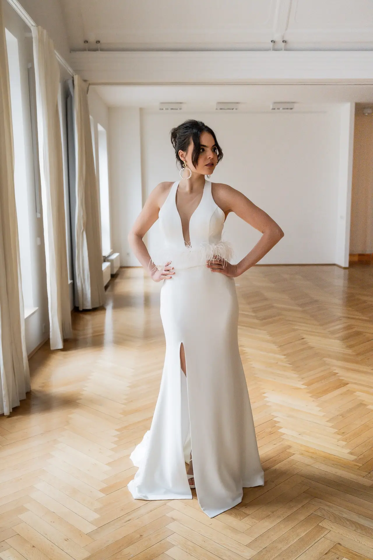 fan-xia_brautatelier-ried_rock_rapallo_fitandflair_plain_beinschlitz_ivory_vorne_ganz-min-scaled.jpg