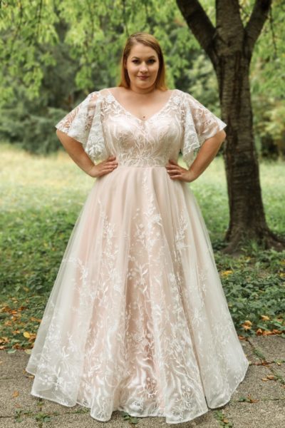 lasabina_brautatelier ried_ariel_brautkleid_curvy_weite ärmeln_florale spitze_vintage prinzessin_ivory_nude_vorne_12-min lasabina_brautatelier ried_ariel_brautkleid_curvy_weite ärmeln_florale spitze_vintage prinzessin_ivory_nude_vorne_12-min