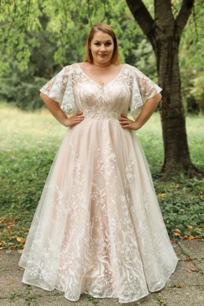lasabina_brautatelier ried_ariel_brautkleid_curvy_weite ärmeln_florale spitze_vintage prinzessin_ivory_nude_vorne_12-min lasabina_brautatelier ried_ariel_brautkleid_curvy_weite ärmeln_florale spitze_vintage prinzessin_ivory_nude_vorne_12-min