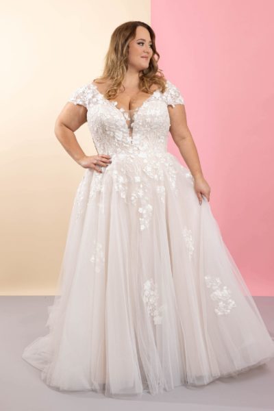 lasabina_brautatelier ried_beatrice_brautkleid_curvy_florale spitze_prinzessin_spitze_ivory_nude_vorne_2-min lasabina_brautatelier ried_beatrice_brautkleid_curvy_florale spitze_prinzessin_spitze_ivory_nude_vorne_2-min