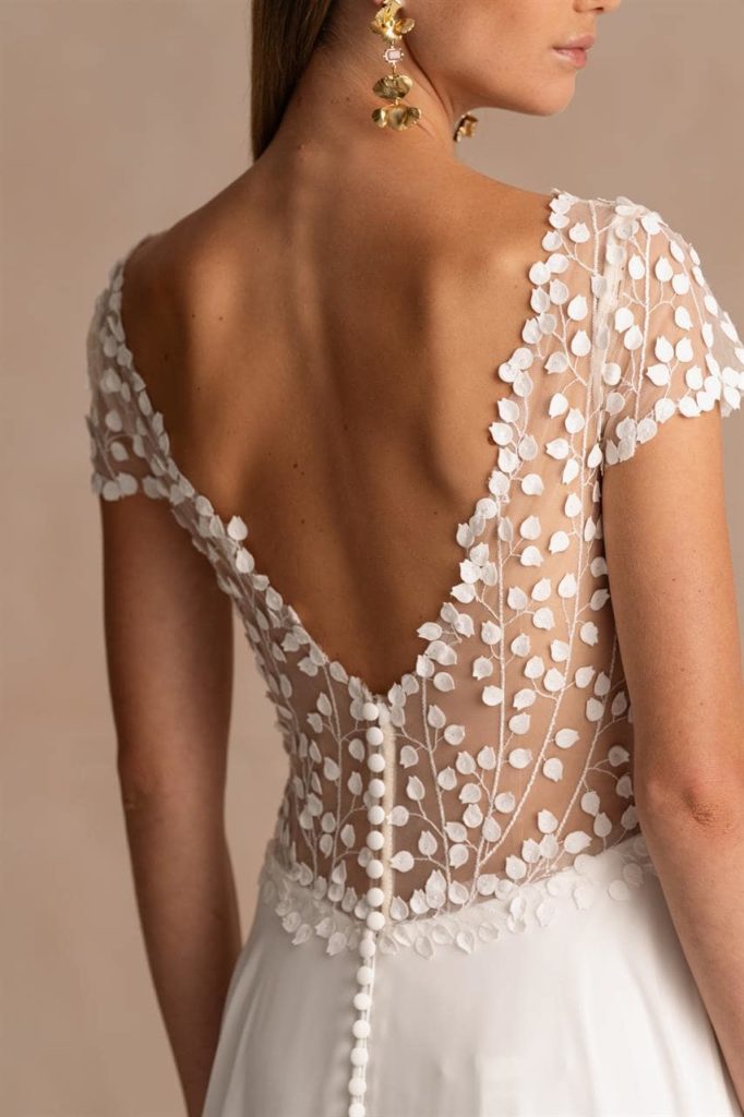 marylise_brautatelier ried_gardena_brautkleid_a linie_blätterspitze_kurze ärmel_chiffonrock_ivory_details_2-min marylise_brautatelier ried_gardena_brautkleid_a linie_blätterspitze_kurze ärmel_chiffonrock_ivory_details_2-min