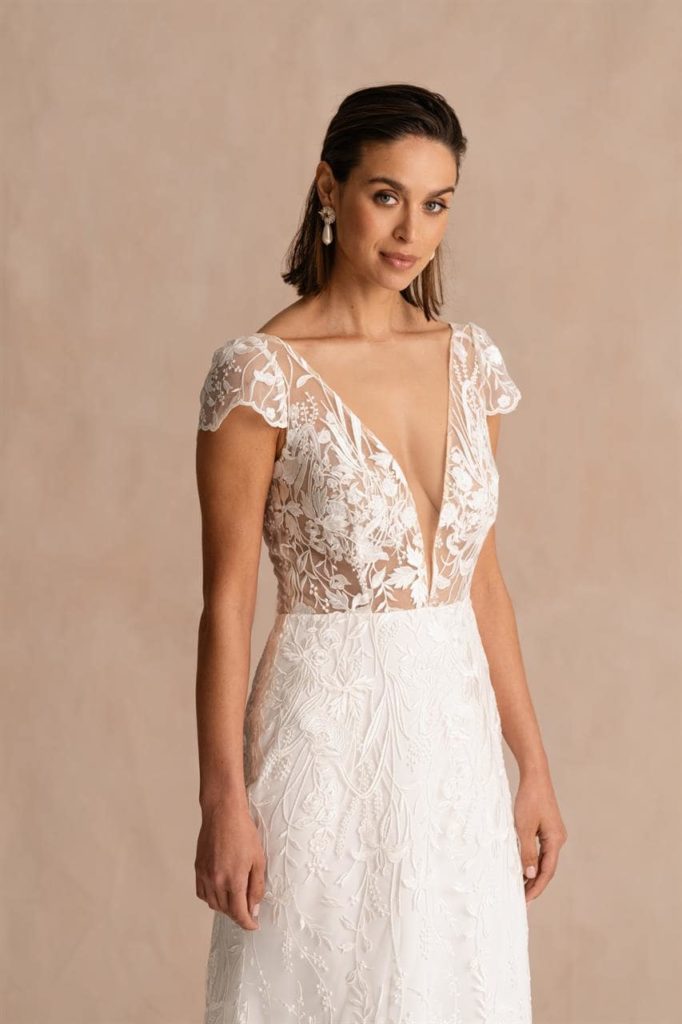 marylise_brautatelier ried_val d isere_brautkleid_fit and flair_spitze_kurze ärmel_tiefer ausschnitt__ivory_details_2-min marylise_brautatelier ried_val d isere_brautkleid_fit and flair_spitze_kurze ärmel_tiefer ausschnitt__ivory_details_2-min