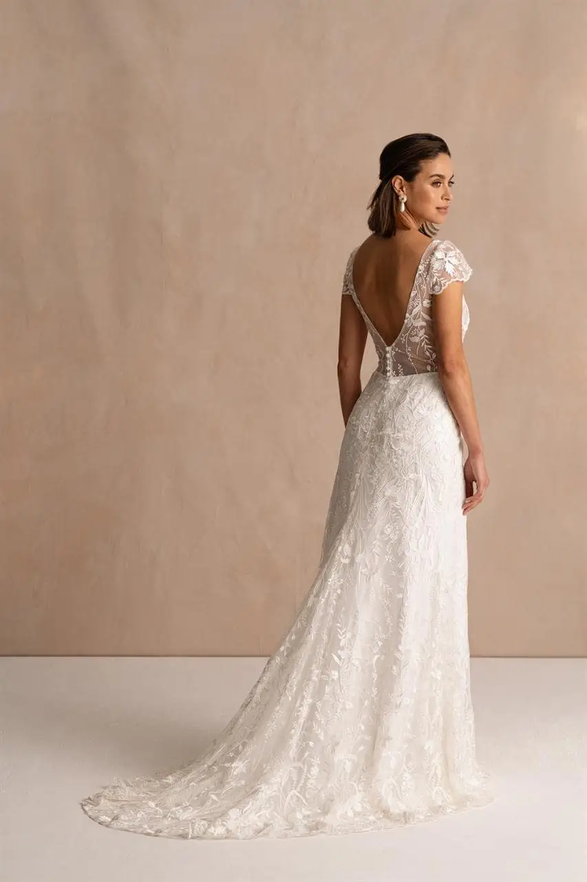 marylise_brautatelier ried_val d isere_brautkleid_fit and flair_spitze_kurze ärmel_tiefer ausschnitt__ivory_hinten_1-min