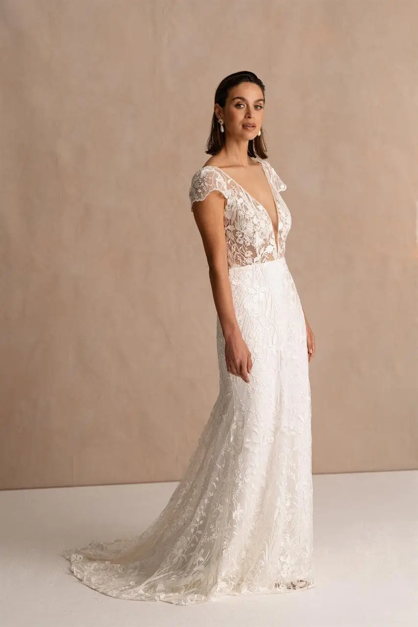 marylise_brautatelier ried_val d isere_brautkleid_fit and flair_spitze_kurze ärmel_tiefer ausschnitt__ivory_vorne_2-min