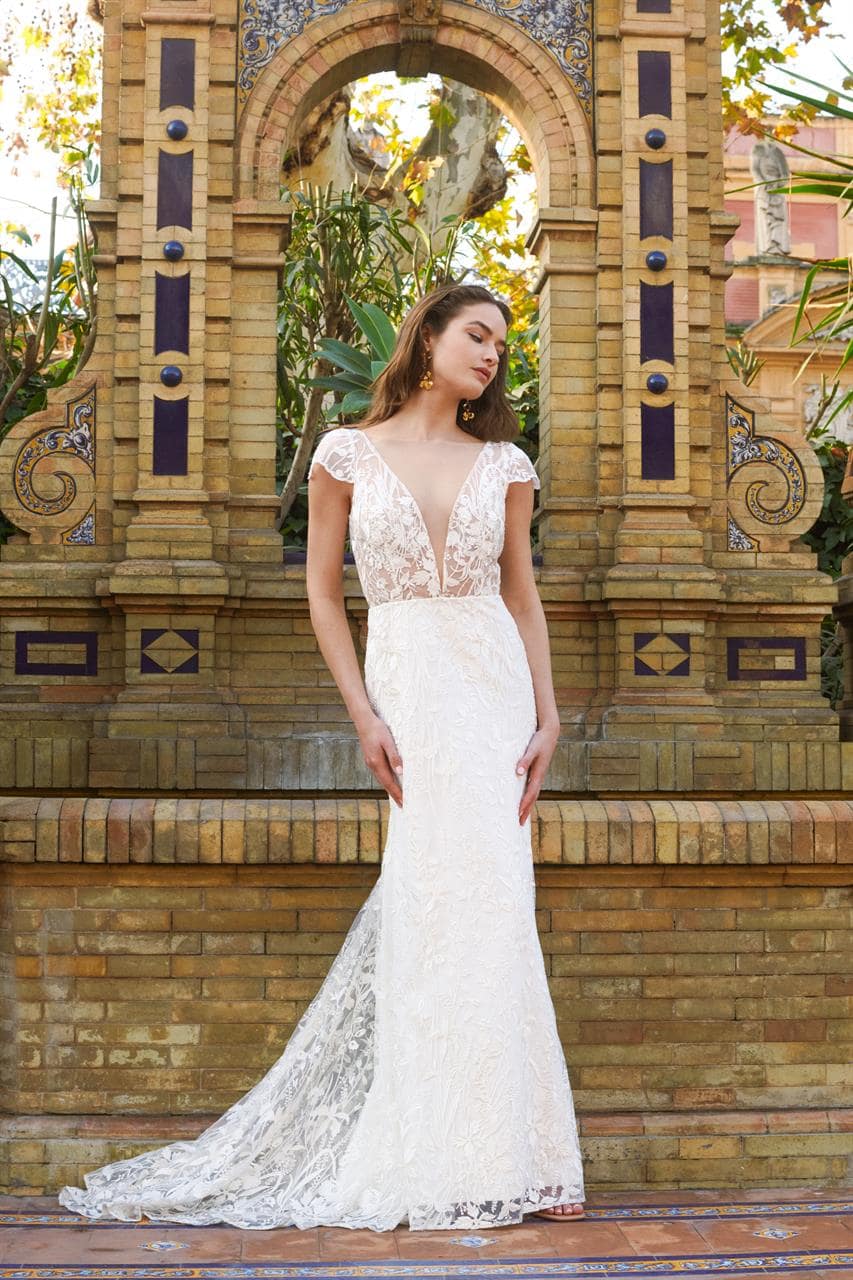 marylise_brautatelier ried_val d isere_brautkleid_fit and flair_spitze_kurze ärmel_tiefer ausschnitt__ivory_vorne_3-min