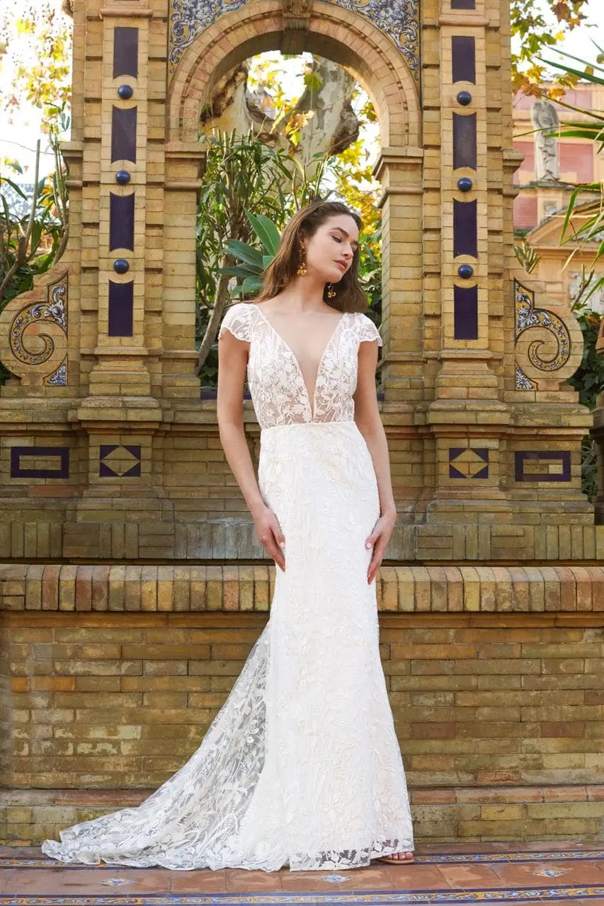 marylise_brautatelier ried_val d isere_brautkleid_fit and flair_spitze_kurze ärmel_tiefer ausschnitt__ivory_vorne_3-min
