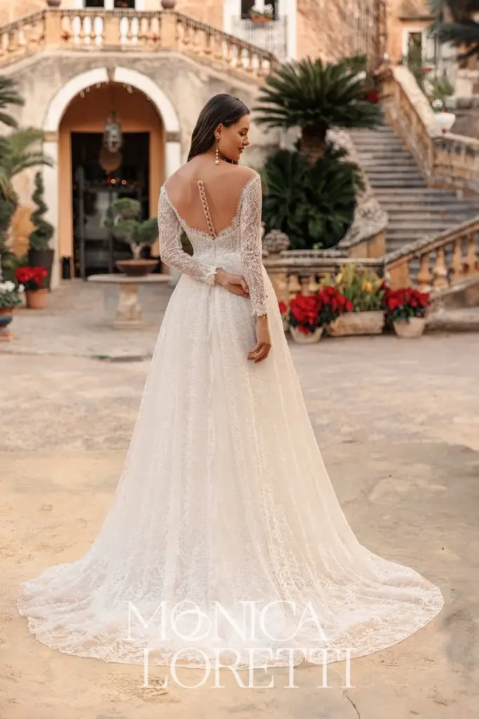 monica loretti_brautatelier ried_8327_brautkleid_a-linie_boho_all_over_spitze_korsage_hinten_ganz-min