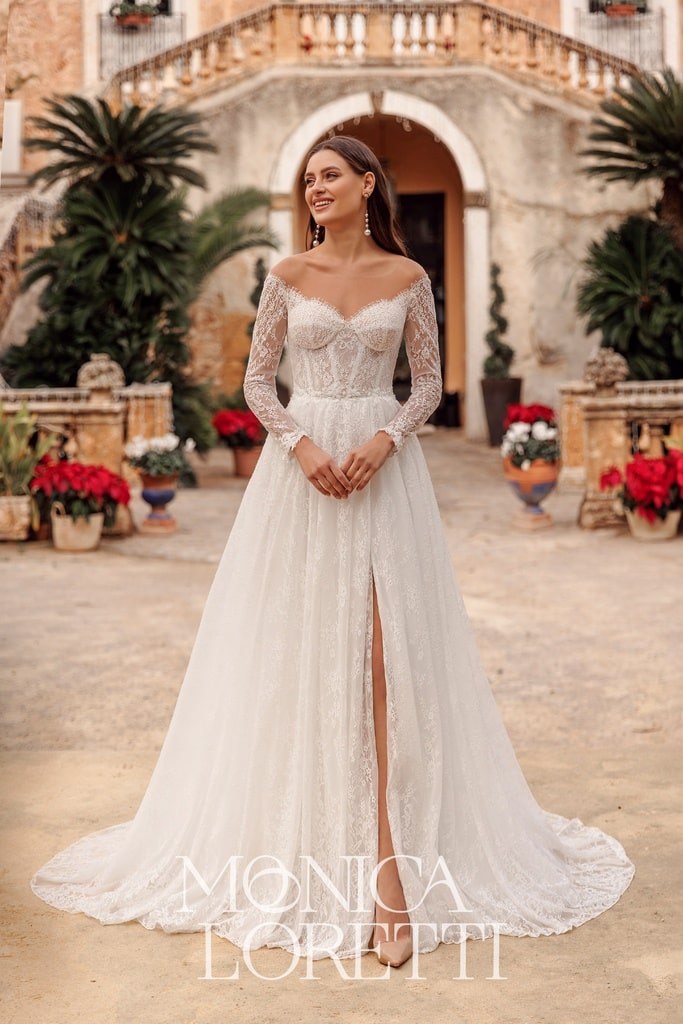 monica loretti_brautatelier ried_8327_brautkleid_a-linie_boho_all_over_spitze_korsage_vorne_ganz-min monica loretti_brautatelier ried_8327_brautkleid_a-linie_boho_all_over_spitze_korsage_vorne_ganz-min