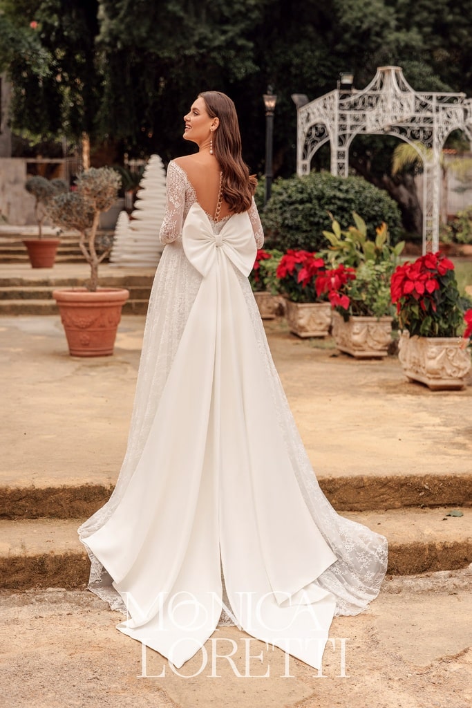 https://brautatelier-ried.at/wp-content/uploads/2024/10/monica-loretti_brautatelier-ried_8327_brautkleid_a-linie_boho_all_over_spitze_korsage_vorne_ganz_mit_Schleife-min.jpeg