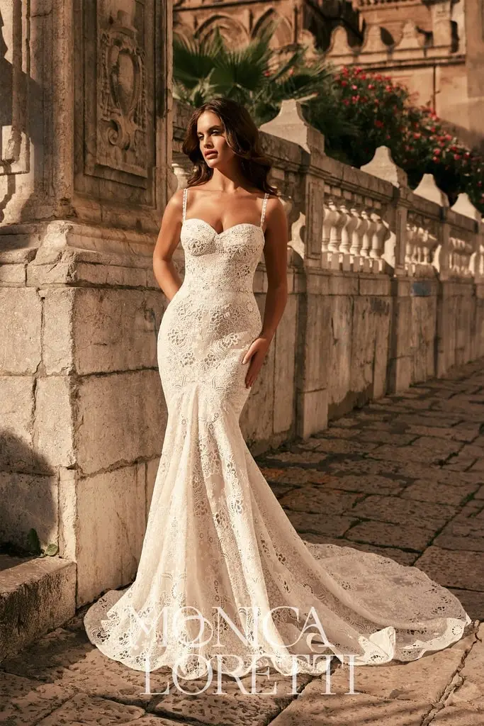 monica loretti_brautatelier ried_8332_brautkleid_fit_and_flair_boho_all_over_spitze_vorne _ganz-min