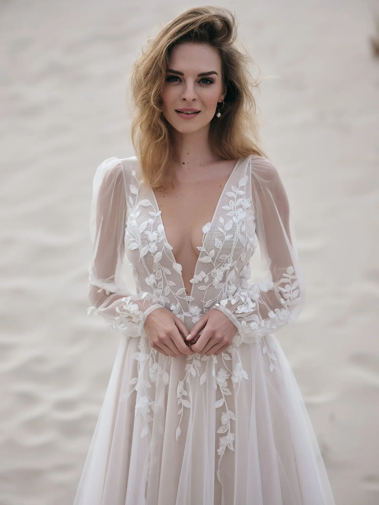 rina cossack_brautatelier ried_lena_2415_brautkleid_tüll_blätter spitze_langarm_vintage prinzessin_ivory nude_details_1-min