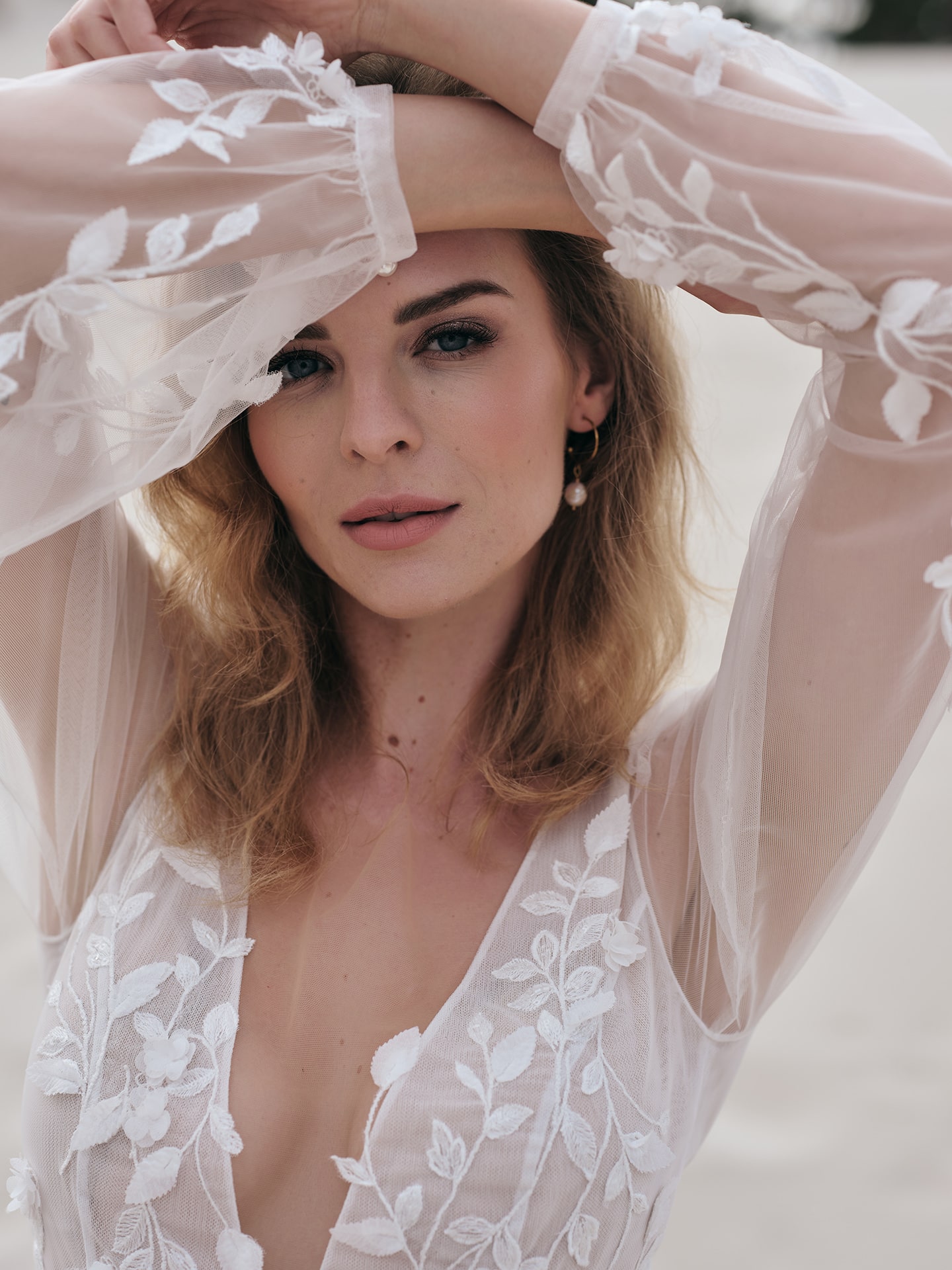 rina cossack_brautatelier ried_lena_2415_brautkleid_tüll_blätter spitze_langarm_vintage prinzessin_ivory nude_details_2-min