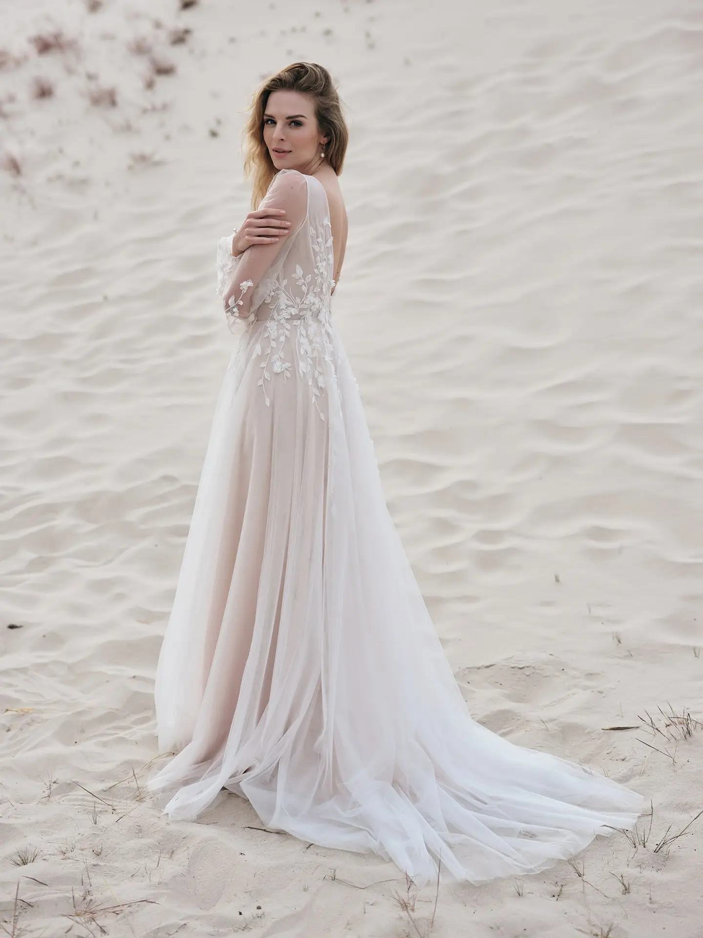 rina cossack_brautatelier ried_lena_2415_brautkleid_tüll_blätter spitze_langarm_vintage prinzessin_ivory nude_hinten_1-min