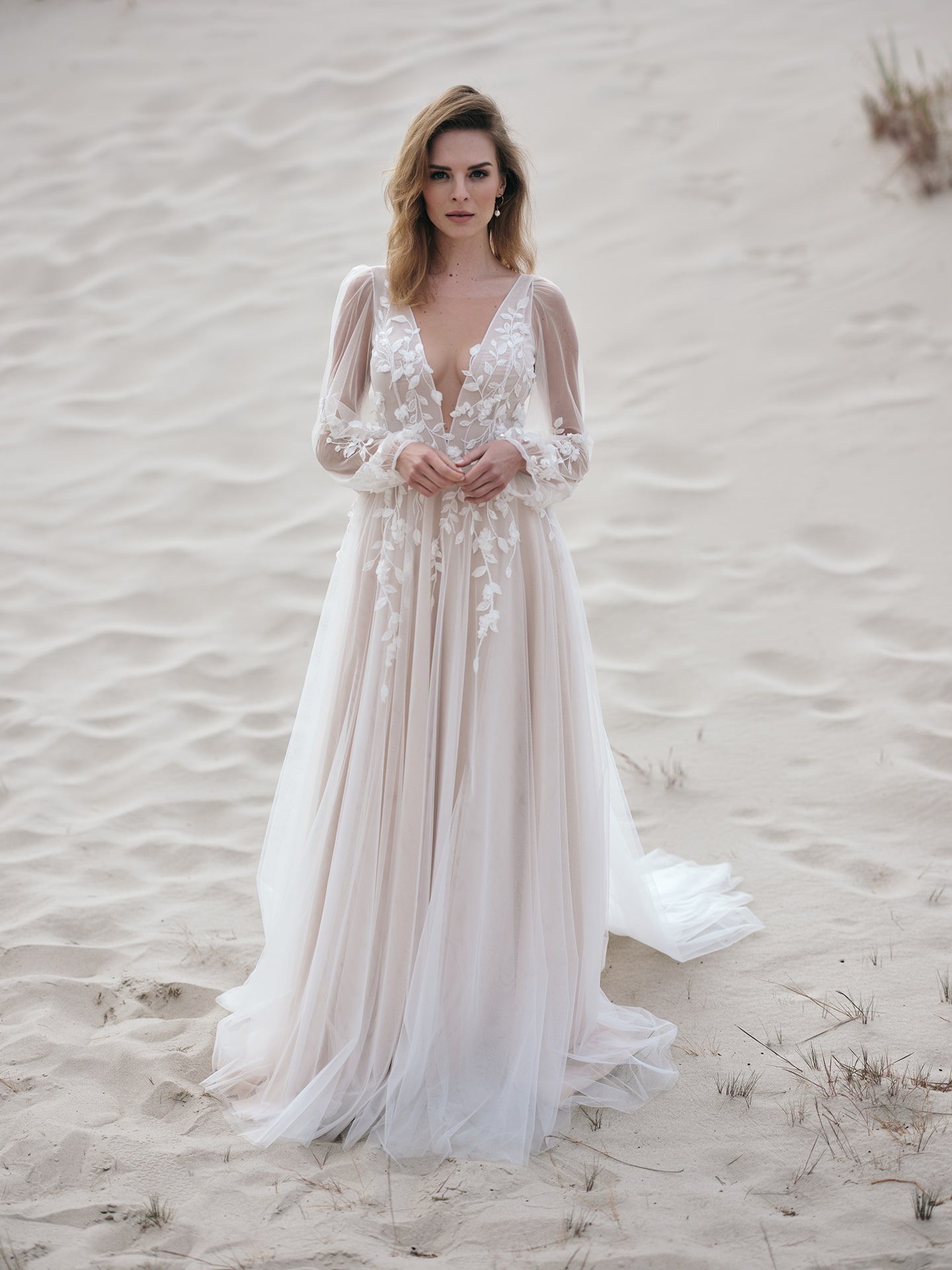rina cossack_brautatelier ried_lena_2415_brautkleid_tüll_blätter spitze_langarm_vintage prinzessin_ivory nude_vorne_1-min