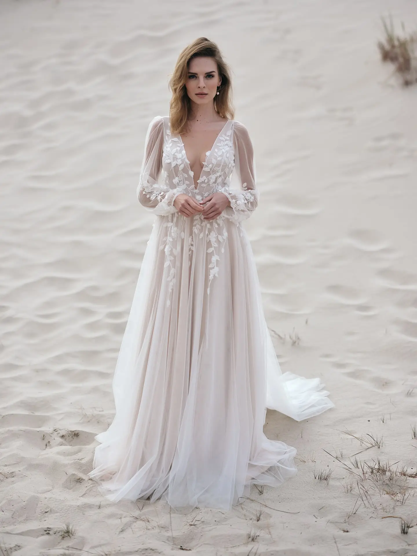 rina cossack_brautatelier ried_lena_2415_brautkleid_tüll_blätter spitze_langarm_vintage prinzessin_ivory nude_vorne_1-min
