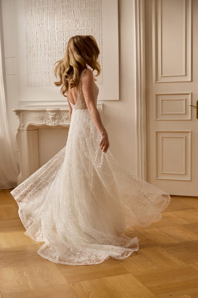 rina cossack_brautatelier ried_luisa_2522_brautkleid_all over spitze_schleppe_blätter spitze_breite träger_ivory_bewegt_1-min rina cossack_brautatelier ried_luisa_2522_brautkleid_all over spitze_schleppe_blätter spitze_breite träger_ivory_bewegt_1-min