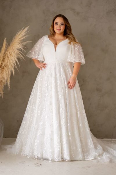lasabina_brautatelier ried_diana_brautkleid_curvy_weite ärmeln_florale spitze_vintage_all-over spitze_ivory_vorne_2 (2)-min lasabina_brautatelier ried_diana_brautkleid_curvy_weite ärmeln_florale spitze_vintage_all-over spitze_ivory_vorne_2 (2)-min