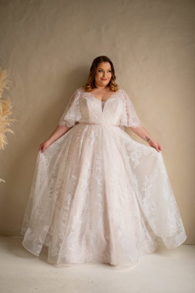 lasabina_brautatelier ried_sierra_brautkleid_curvy_weite ärmeln_florale spitze_vintage prinzessin_ivory_nude_vorne_3-min lasabina_brautatelier ried_sierra_brautkleid_curvy_weite ärmeln_florale spitze_vintage prinzessin_ivory_nude_vorne_3-min