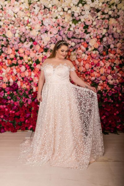 lasabina_brautatelier ried_zoe_brautkleid_curvy_all-over spitze_carmen ärmeln_blätter spitze_vintage prinzessin_ivory_nude_vorne_1-min lasabina_brautatelier ried_zoe_brautkleid_curvy_all-over spitze_carmen ärmeln_blätter spitze_vintage prinzessin_ivory_nude_vorne_1-min