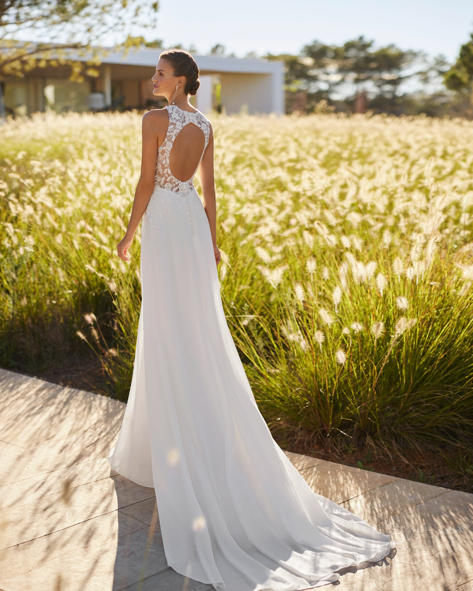 adriana alier_brautatelier ried_sany_1N16_chiffon_romantisch_spitze_turtle neck_schluesselloch rueckenausschnitt_ivory_ruecken_1-min
