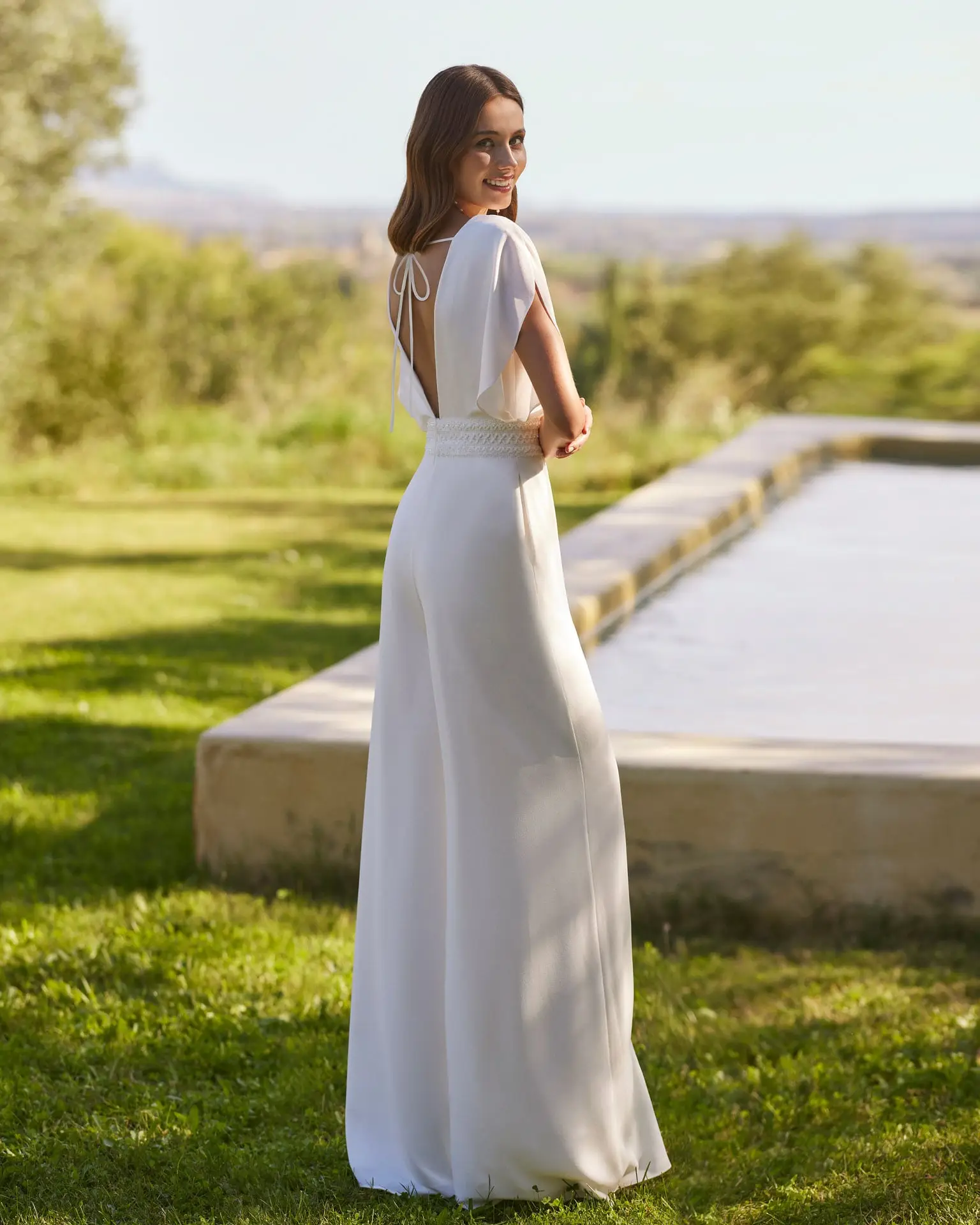 alma novia_brautatelier ried_nadira_1B02_chiffon_v-ausschnitt_v-ruecken_jumpsuite_aermel_ivory_ruecken_1-min