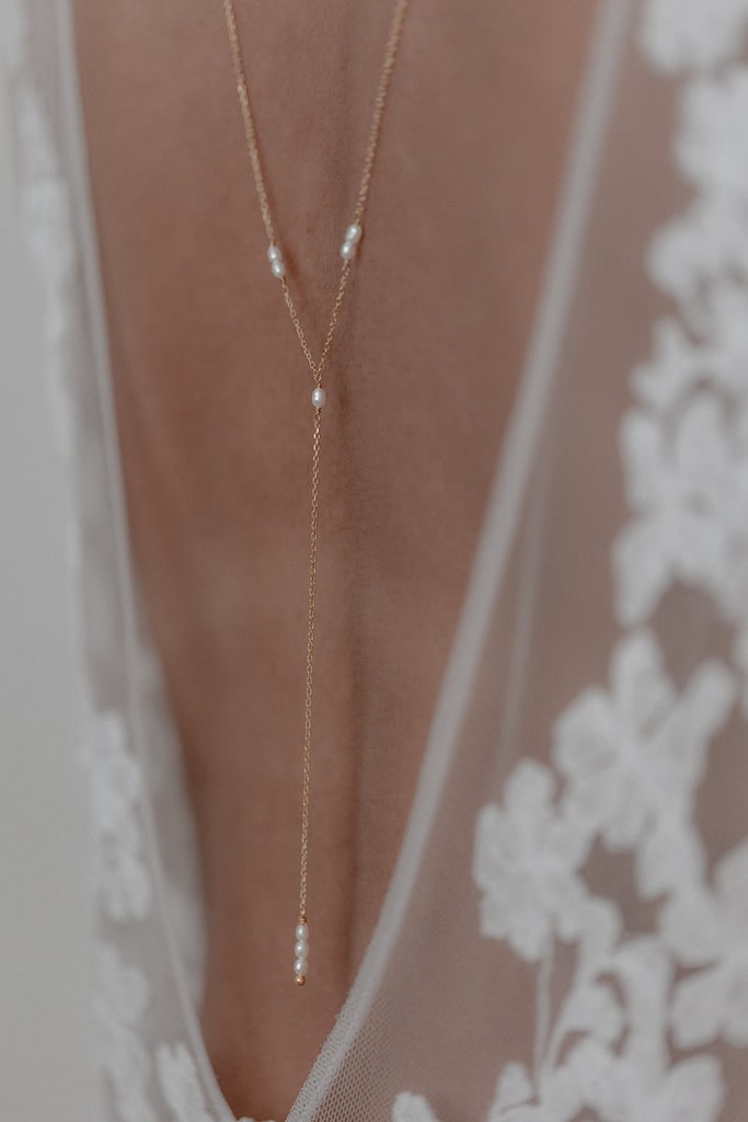 brautatelier ried_brautschmuck_juvelan_lorelei_rückenkette_detail-min brautatelier-ried_brautschmuck_juvelan_lorelei_rueckenkette_detail-min.jpg
