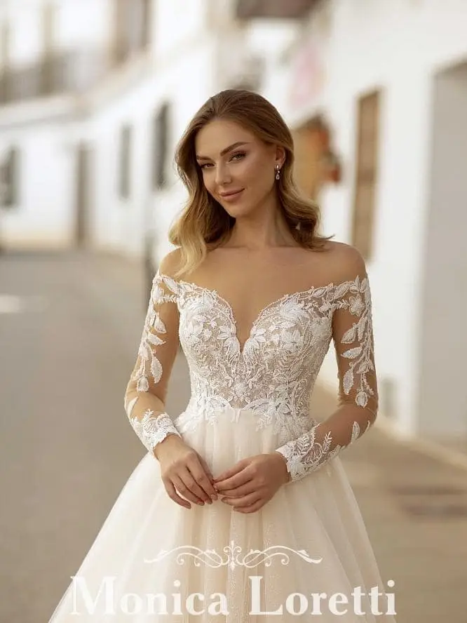 monica-loretti_brautatelier-ried_8231_brautkleid_prinzessin_glitzertuell_spitze_langarm_capp._ivory_nude_details_1-min_2.jpg