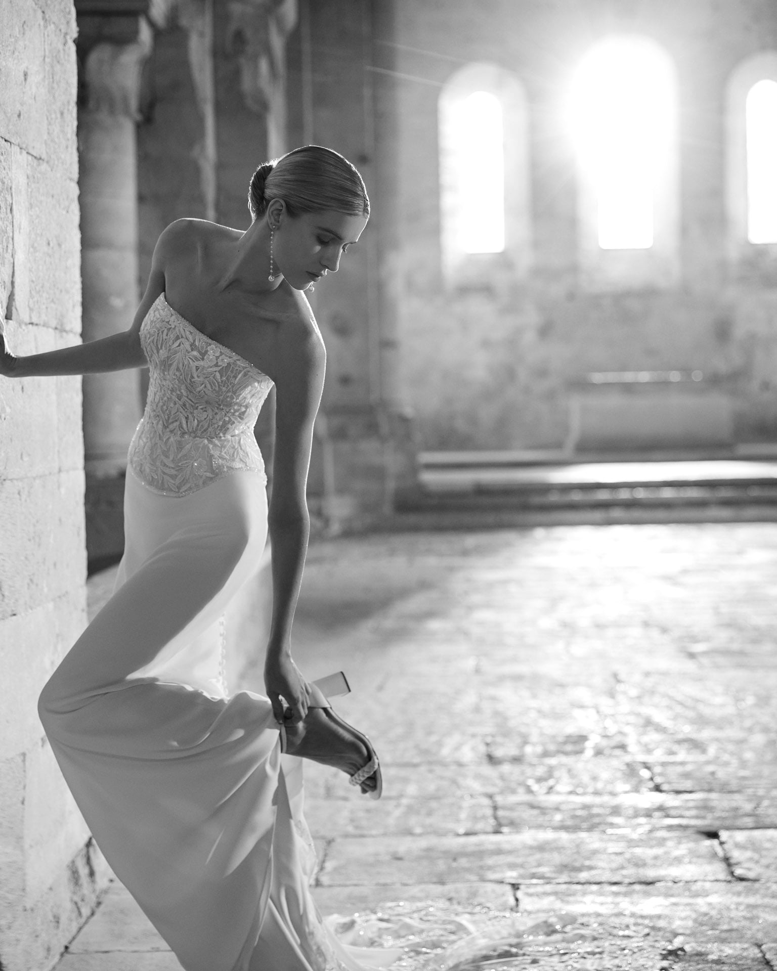 rosa clara_brautatelier ried_lilia_1K210_krepp_fit and flair_blaetterspitze_traegerlos-korsage_ivory_details_1_sw-min
