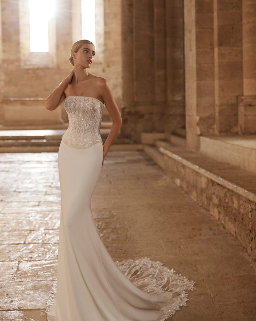 rosa clara_brautatelier ried_lilia_1K210_krepp_fit and flair_blaetterspitze_traegerlos-korsage_ivory_vorne_1-min rosa clara_brautatelier ried_lilia_1K210_krepp_fit and flair_blaetterspitze_traegerlos-korsage_ivory_vorne_1-min