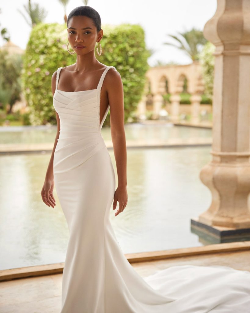 rosa clara_brautatelier ried_oden_1A110_crepe_klassisch_fit and flair_rundhals tief_spghettitraeger_perlen_ivory_details_1-min rosa clara_brautatelier ried_oden_1A110_crepe_klassisch_fit and flair_rundhals tief_spghettitraeger_perlen_ivory_details_1-min