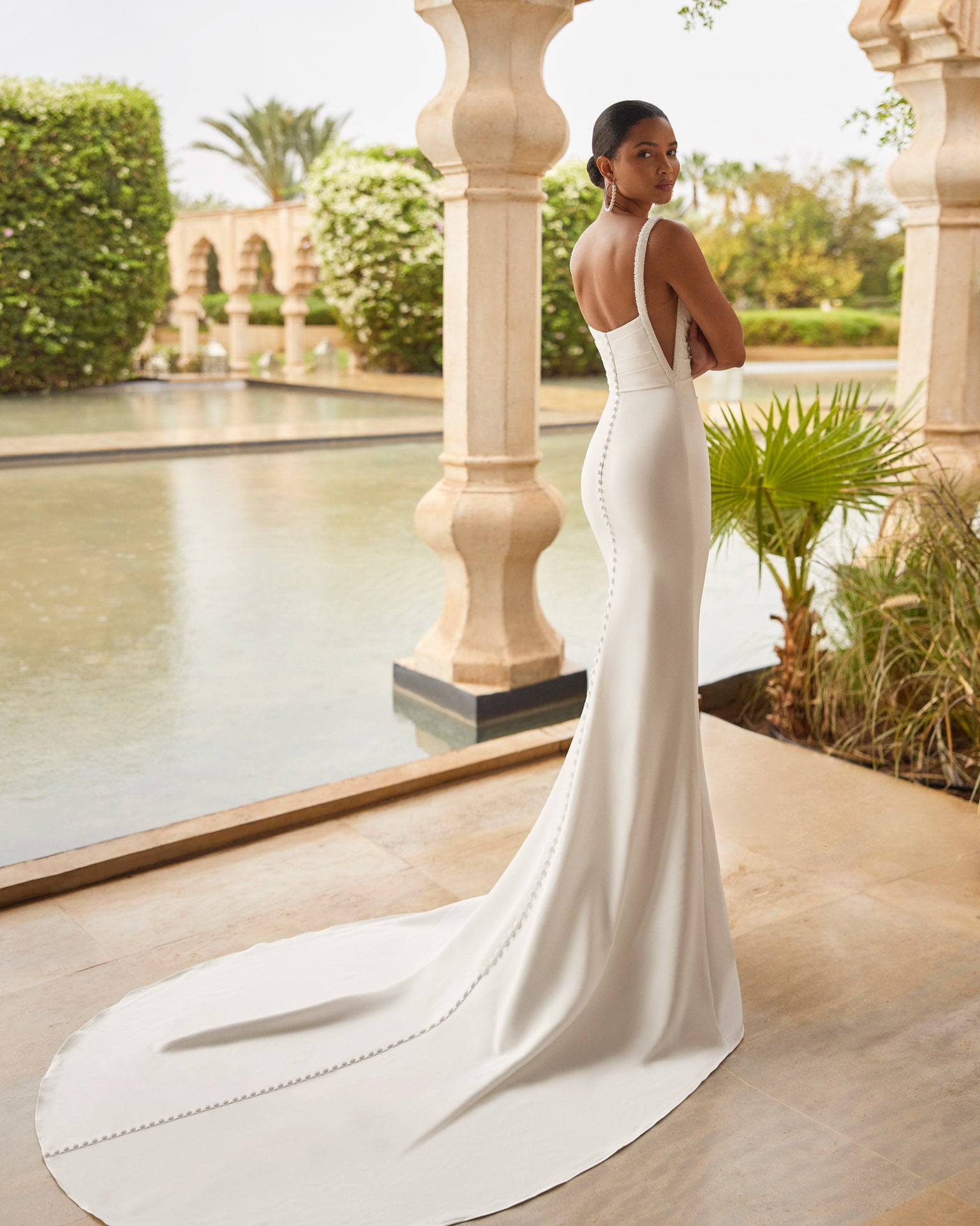 rosa clara_brautatelier ried_oden_1A110_crepe_klassisch_fit and flair_rundhals tief_spghettitraeger_perlen_ivory_ruecken_1-min
