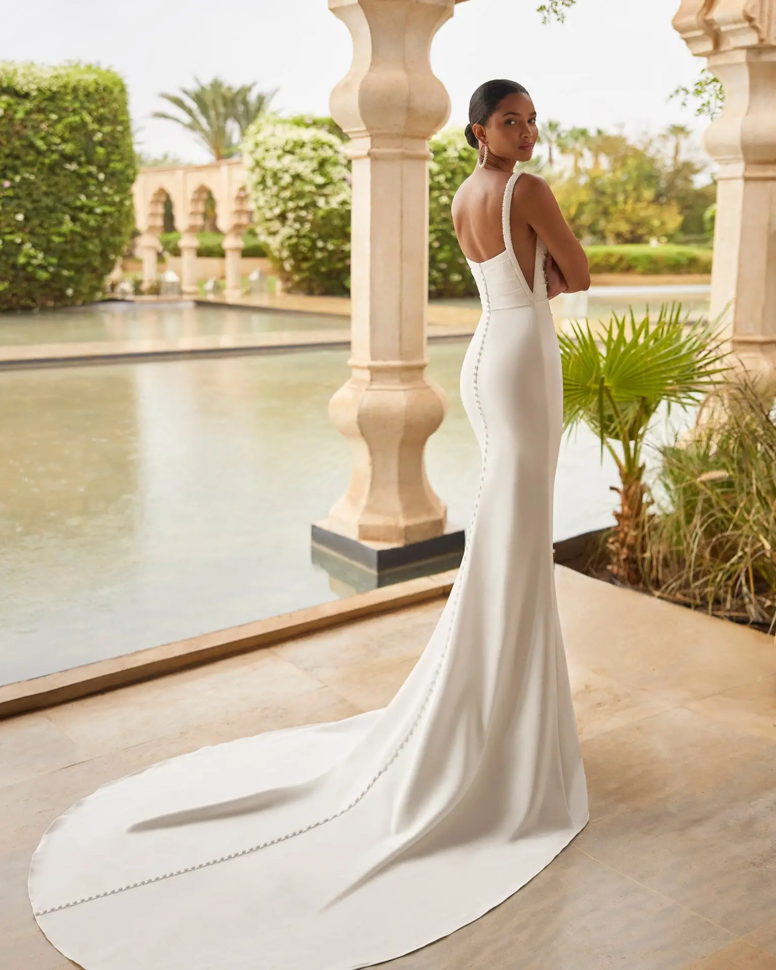 rosa clara_brautatelier ried_oden_1A110_crepe_klassisch_fit and flair_rundhals tief_spghettitraeger_perlen_ivory_ruecken_1-min