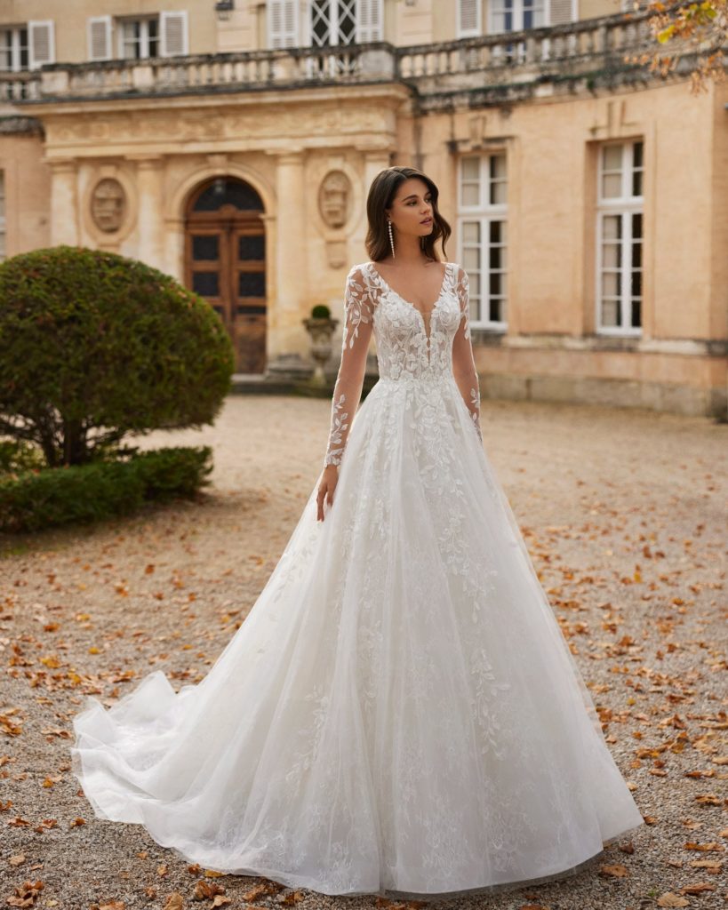 rosa clara_brautatelier ried_vashni_1R116_prinzessin_all-over spitze_v-ausschnitt_aermel_spitzenrock_ivory-nude_vorne_1-min rosa clara_brautatelier ried_vashni_1R116_prinzessin_all-over spitze_v-ausschnitt_aermel_spitzenrock_ivory-nude_vorne_1-min