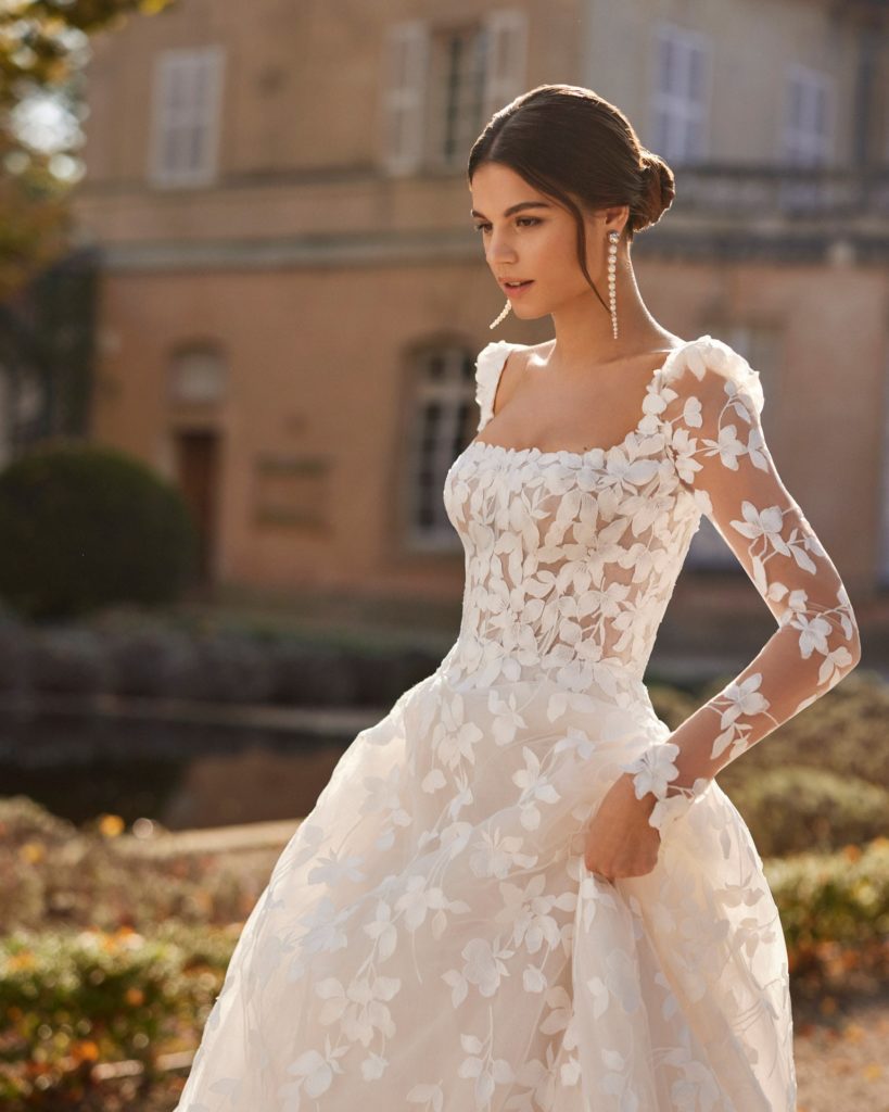 rosa clara_brautatelier ried_velaz_1R118_tuell_all-over spitze_runhals_langarm_spitze_prinzessin_a-linie_ivory-nude_details_1-min rosa clara_brautatelier ried_velaz_1R118_tuell_all-over spitze_runhals_langarm_spitze_prinzessin_a-linie_ivory-nude_details_1-min