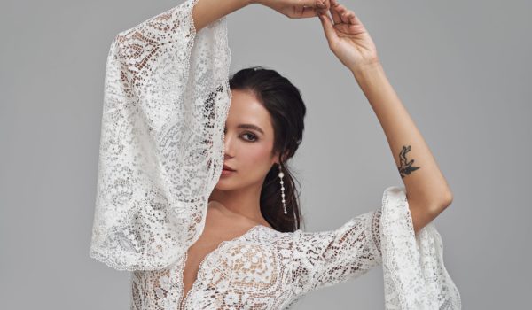 annais-brautatelier ried-fernanda-brautkleid-lang arm-chiffon-beinschlitz-ivory-details-1-min annais-brautatelier ried-fernanda-brautkleid-lang arm-chiffon-beinschlitz-ivory-details-1-min