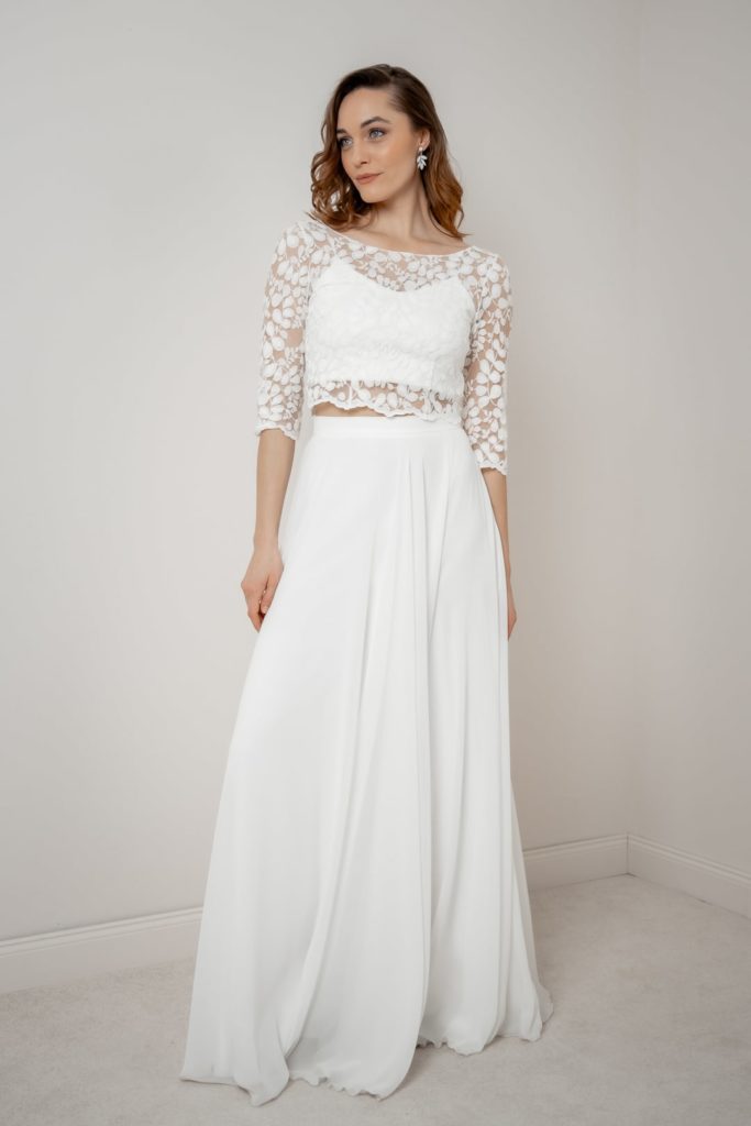 noni-brautatelier ried-heda-top-dreiviertel arm-blaetterspitze-knöpfe hinten-ivory-vorne-2-min noni-brautatelier ried-heda-top-dreiviertel arm-blaetterspitze-knöpfe hinten-ivory-vorne-2-min