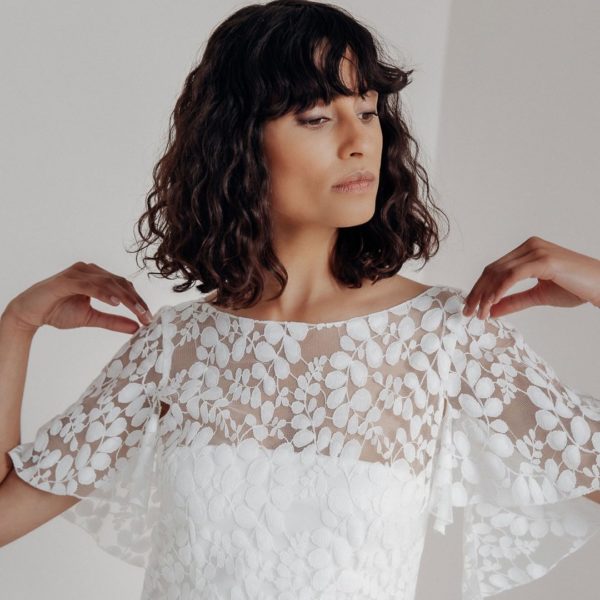 noni-brautatelier ried-lucy-top-schmetterlingarme-bluetenspitze-knöpfe hinten-ivory-vorne-2-min noni-brautatelier ried-lucy-top-schmetterlingarme-bluetenspitze-knöpfe hinten-ivory-vorne-2-min