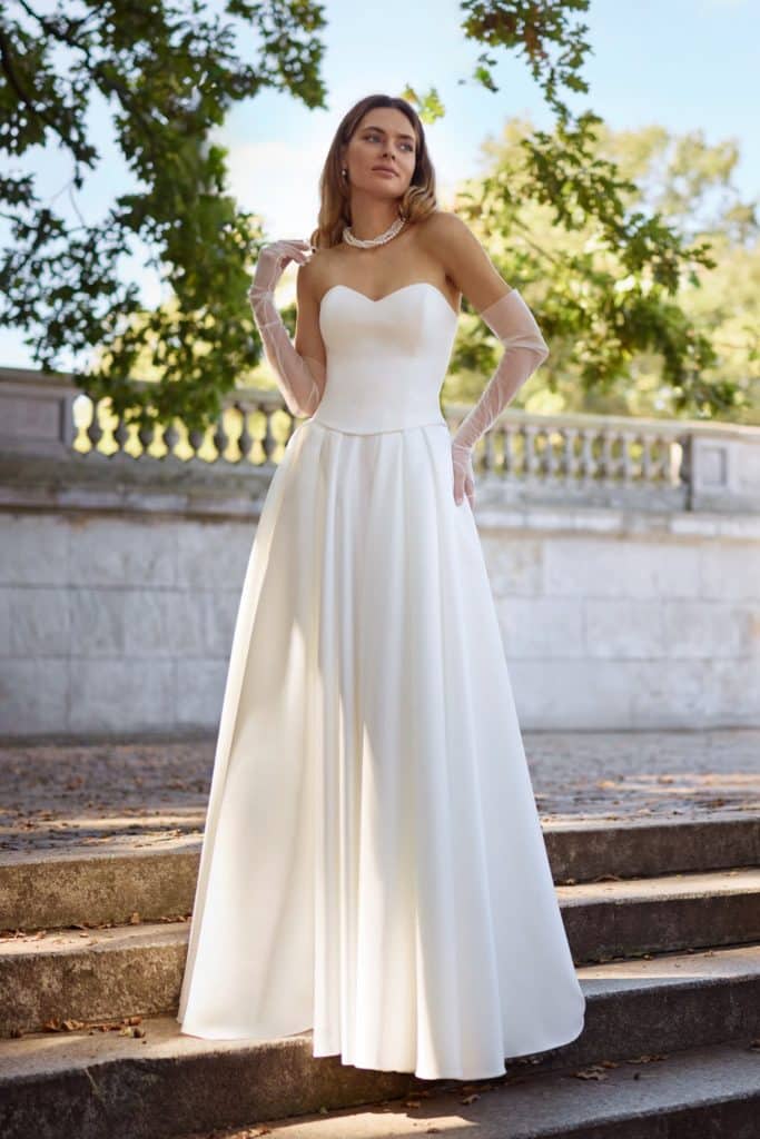 herms bridal_brautatelier ried_bogota_32441+32337_korsage_rock_all-over satin_fit and flair_traegerlos_ivory_vorne_2_ohnelogo-min herms bridal_brautatelier ried_bogota_32441+32337_korsage_rock_all-over satin_fit and flair_traegerlos_ivory_vorne_2_ohnelogo-min