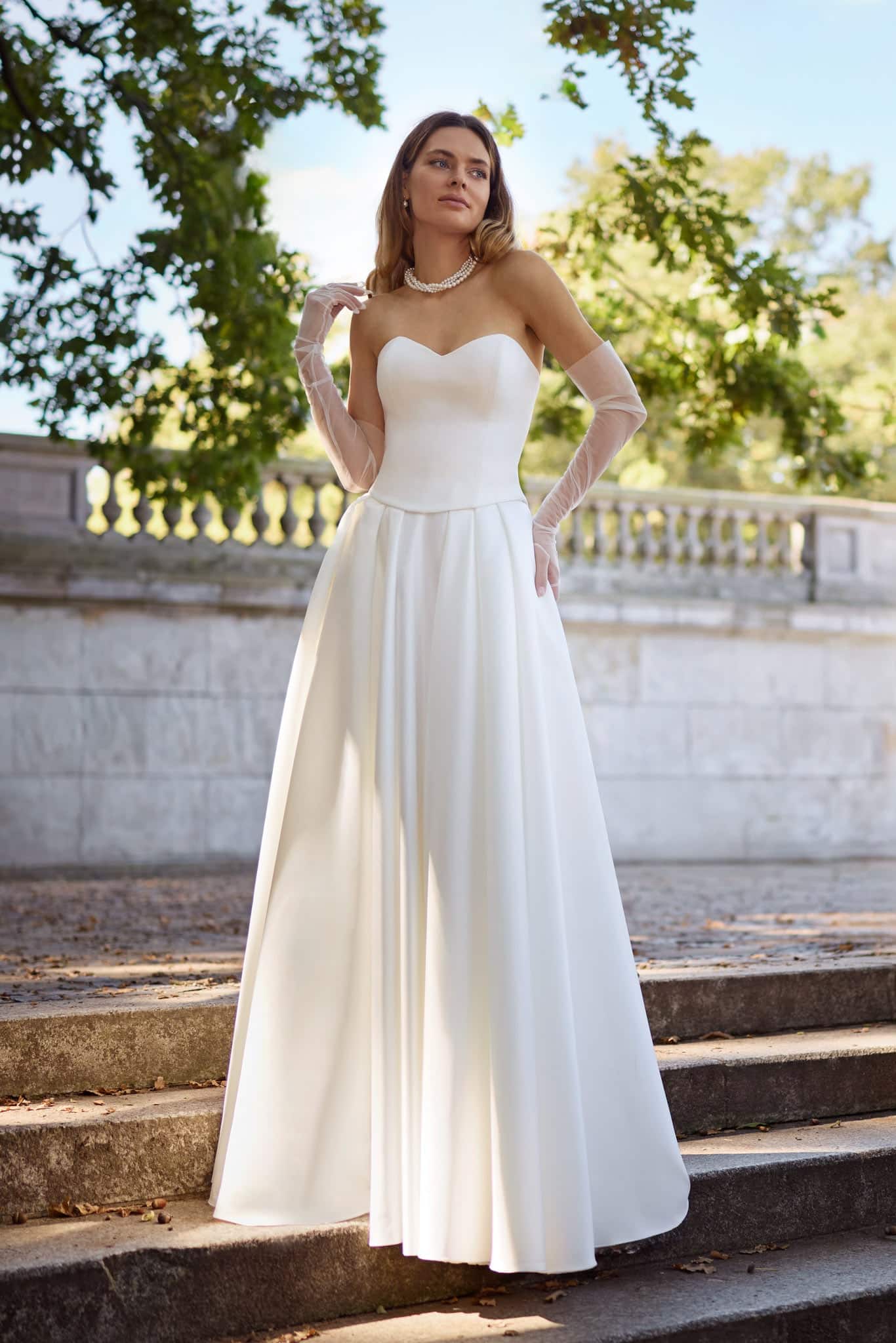 herms bridal_brautatelier ried_bogota_32441+32337_korsage_rock_all-over satin_fit and flair_traegerlos_ivory_vorne_2_ohnelogo-min